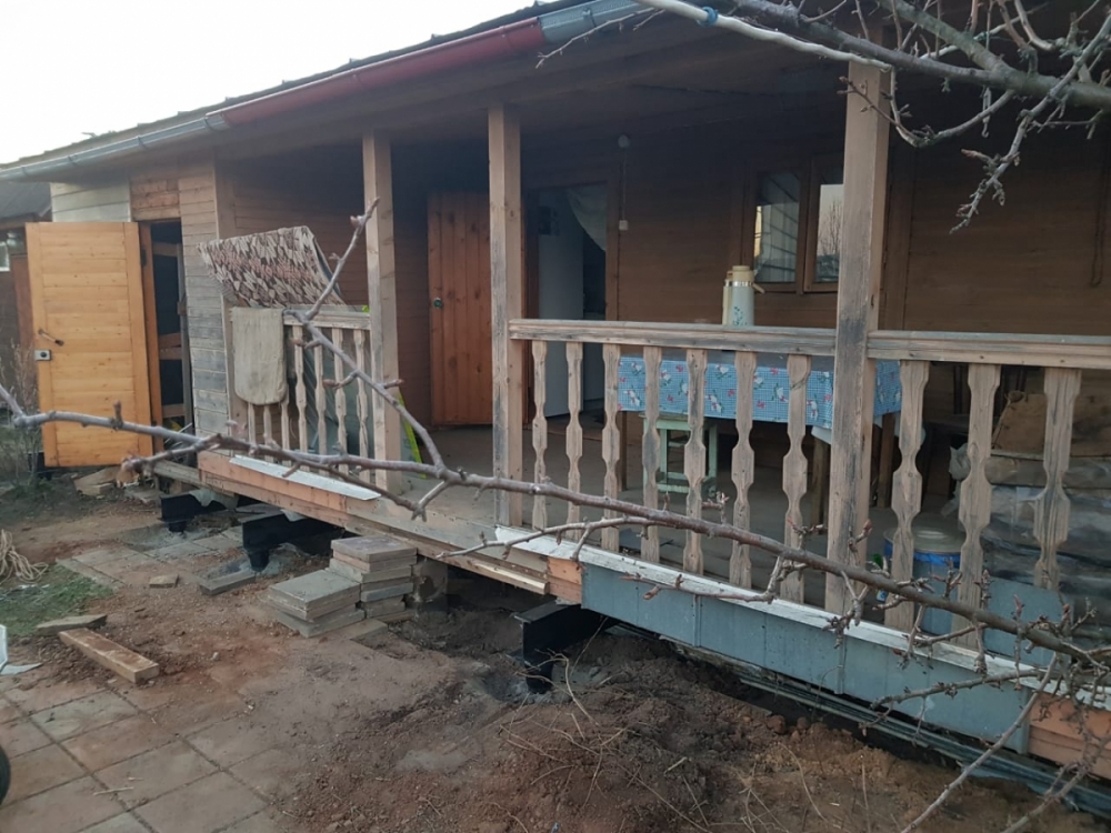 Поднятие дома на 20 см в деревне Татищево и замена фундамента на сваи .